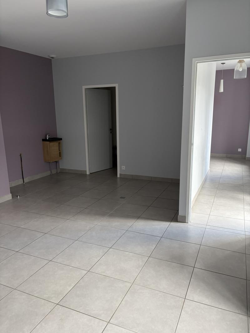Local Professionnel  pièces Dax disponible à la Location